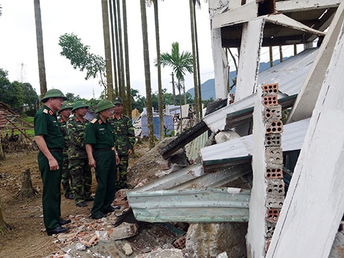 Thiếu tướng Nguyễn Quy Nhơn kiểm tra mô hình tạo giả tại thị trấn Trà My. Ảnh: HỒNG VÂN