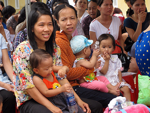 Các bà mẹ trong ngày hội “Nuôi con bằng sữa mẹ” tổ chức tại Quảng Nam.