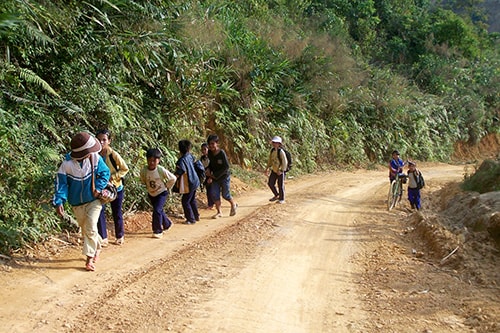 Học trò miền núi đi học. Ảnh: A LĂNG TẠO