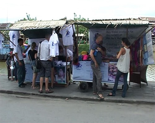 Gian hàng của Rudy van Bork tại Hội An.