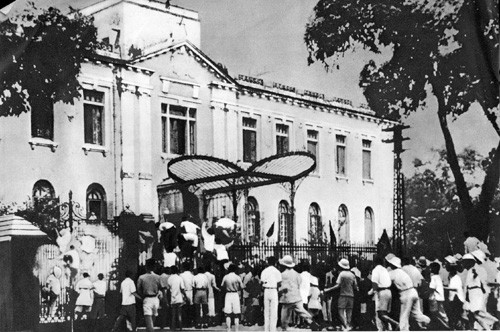 Đoàn người biểu tình ngày 19 tháng 8 năm 1945 trước cửa Bắc Bộ phủ, Hà Nội. Ảnh tư liệu