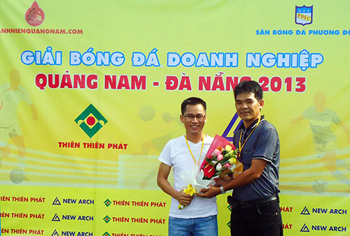 Ban tổ chức giải tặng hoa các nhà tài trợ ngày khai mạc Giải Bóng đá Doanh nghiệp Quảng Nam – Đà Nẵng tại TP.Hồ Chí Minh.