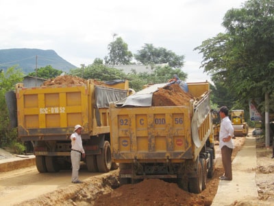 Phương án tổ chức thi công, phân luồng giao thông tuyến ĐT609 chưa hợp lý.                                  Ảnh:  Sáu Còi