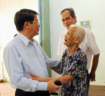 Bí thư Tỉnh ủy Nguyễn Đức Hải thăm hỏi lão thành cách mạng Nguyễn Thị Đáng (90 tuổi).