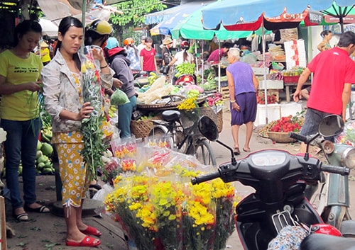 Hoa và thực phẩm chay là những mặt hàng bán chạy trong dịp Vu lan. ẢNH: CHÂU NỮ