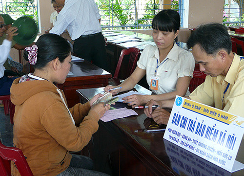 Bưu điện Quảng Nam chi trả quyền lợi bảo hiểm hợp đồng Bình an phát lộc cho khách hàng.Ảnh: T.LỘ