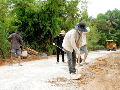 Thực hiện hạng mục thi công mặt đường tuyến ĐH6.  Ảnh: Đ.Đạo