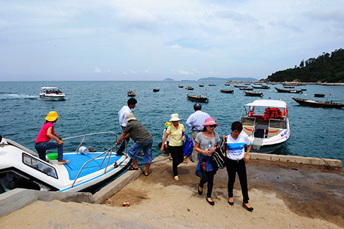 Du khách đi chợ Bãi Hương bằng tàu cao tốc.