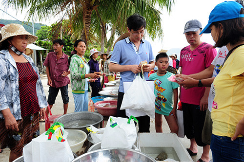 Những sản vật của biển luôn tươi sống. Ảnh: M.H