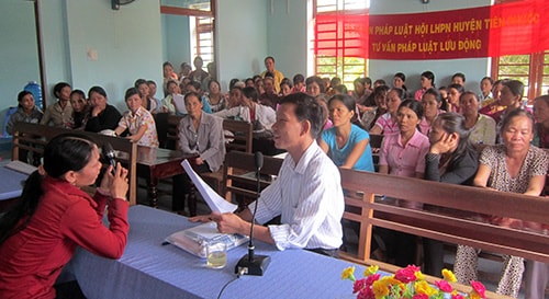 Những buổi tư vấn pháp luật lưu động như thế này giúp nâng cao hiểu biết về chính sách, pháp luật cho người dân. Ảnh: D.L