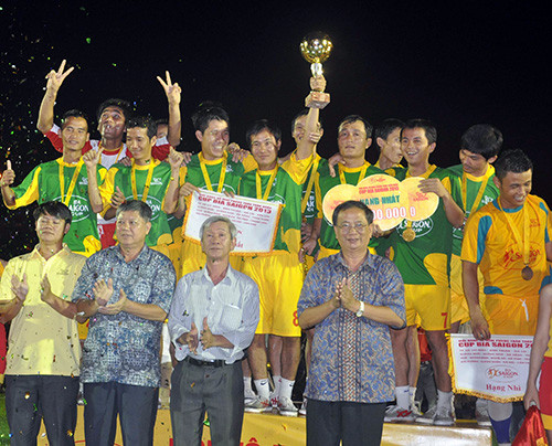Niềm vui của đội Vietcombank Quảng Nam sau khi đoạt cúp vô địch.
