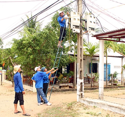 Đoàn viên thanh niên các cơ quan tư pháp Quảng Nam bắt điện thắp sáng tại thôn Tân Lâp chiều 24.8.