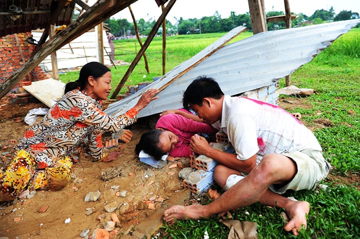 Trận động đất khiến hàng trăm ngôi nhà đổ nát, nhiều người chết và bị thương.