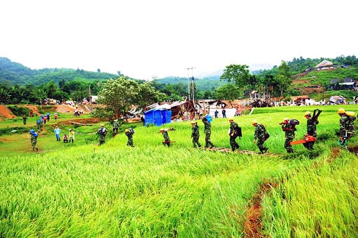 Các phương tiện chuyên dụng của quân đội khẩn cấp vào hiện trường tháo dỡ nhà sập và tìm người mắc kẹt trong nhà.