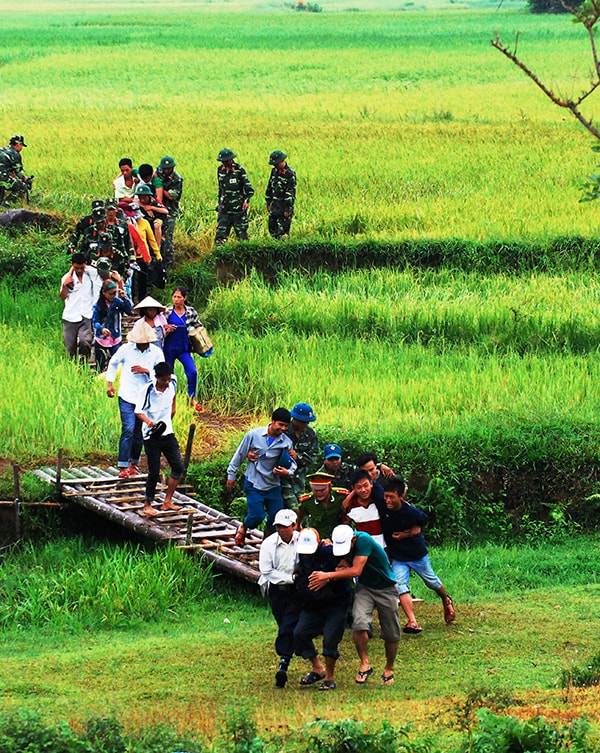 Người dân tiếp tục được sơ tán đến nơi an toàn.