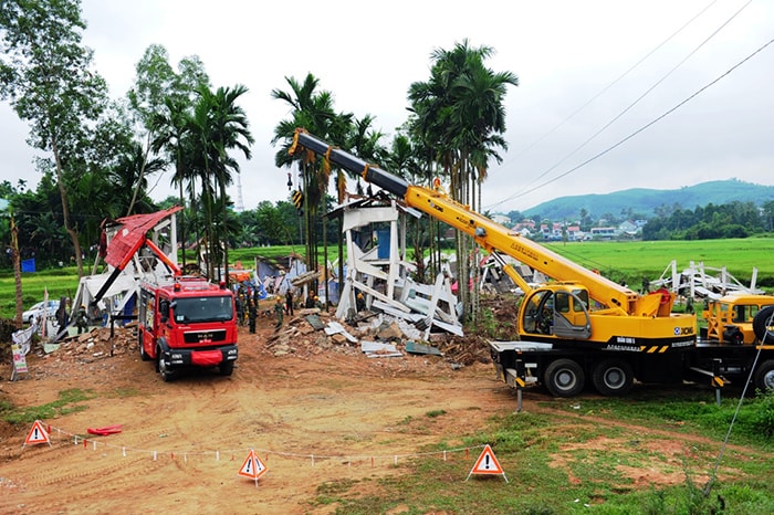 Sau một giờ xảy ra động đất, phương tiện của ngành điện đến hiện trường khắc phục sự cố điện.