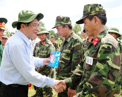 Thay mặt lãnh đạo tỉnh, Bí thư  Tỉnh ủy Nguyễn Đức Hải tặng quà chúc mừng các lực lượng tham gia đợt diễn tập.