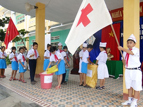 Phong trào “Hũ gạo tình bạn” ở trường tiểu học Nguyễn Phan Vinh - Điện Bàn. Ảnh: QUANG QUỲNH