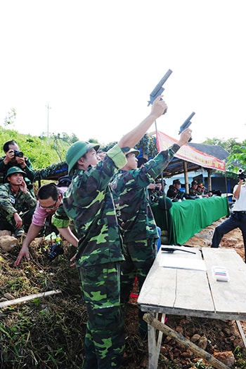 Súng lệnh mở màn cuộc diễn tập. Ảnh: Minh Hải