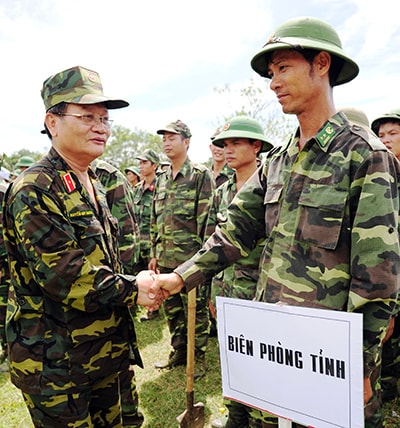 Thiếu tướng Nguyễn Quy Nhơn, Phó trưởng Ban chỉ huy cuộc diễn tập chúc mừng các lực lượng hoàn thành tốt nhiệm vụ.