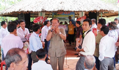 Ông Cảnh trong vòng tay của bà con đồng hương Quảng Nam - Đà Nẵng tại Bình Phước.Ảnh: MINH KIỆT