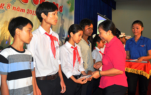 Đại diện Ngân hàng Đầu tư và Phát triển Quảng Nam tặng học bổng cho 18 học sinh vượt khó trên toàn tỉnh.