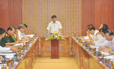 Chủ tịch UBND tỉnh Lê Phước Thanh phát biểu tại cuộc họp.
