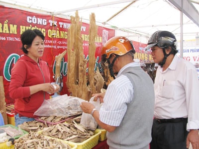 Tích cực quảng bá, tham gia hội chợ cũng là một cách truyền thông đưa hàng Việt đến gần với người tiêu dùng hơn.Ảnh: T.ANH