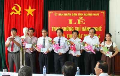 Giám đốc Sở Tư pháp Quảng Nam Lê Đạo trao chứng chỉ hành nghề cho các luật sư.