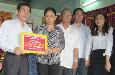Giám đốc ABIC trao số tiền bảo hiểm bảo an tín dụng cho gia đình ông Nguyễn Hoàng (khối phố 6, phường Phước Hòa, TP.Tam Kỳ).