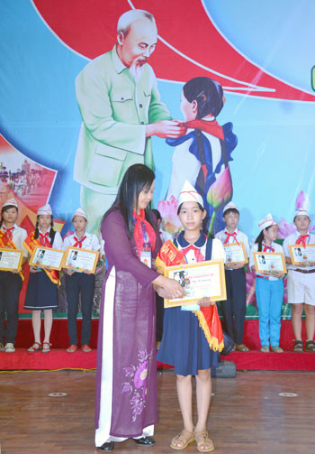 Đồng chí Nguyễn Thị Kim Dung- Trưởng ban Dân vận Tỉnh ủy tuyên dương các Cháu ngoan Bác Hồ. Ảnh: Phan Tuấn.