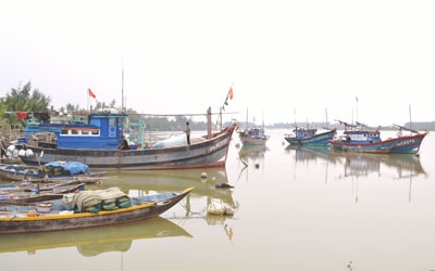 Tàu cá của Đội đoàn kết khai thác hải sản C10 xã Duy Vinh chuẩn bị ra khơi. Ảnh: Q.VIỆT