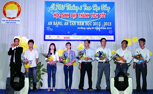 Câu lạc bộ Khuyến học làng An Bàng trao thưởng cho học sinh - sinh viên đầu năm học mới 2013 - 2014.Ảnh: L.Hiền