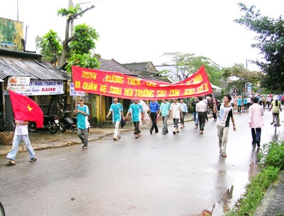 Học sinh sinh viên các trường chuyên nghiệp trên địa bàn thành phố tuyên truyền dọn vệ sinh sau bão lụt. Ảnh: X.P