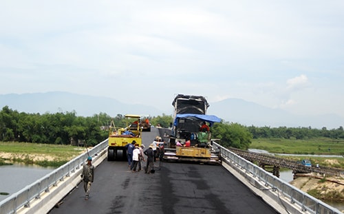 Công nhân nỗ lực thi công hoàn thiện mặt cầu Gò Nổi.