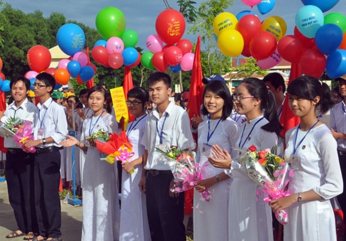 Khai giảng năm học 2012 - 2013 tại trường THPT Chuyên Nguyễn Bỉnh Khiêm. Ảnh: X.PHÚ