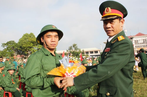 Đại tá Phan Văn Thu - Chỉ huy trưởng Bộ Chỉ huy quân sự tỉnh tiễn đưa thanh niên lên đường nhập ngũ đợt 1/2013. Ảnh: T. TƯỜNG