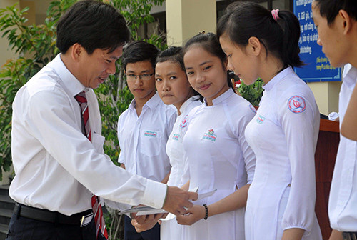 Đại diện Ngân hàng Ngoại thương Việt Nam chi nhánh Quảng Nam trao học bổng cho học sinh trường THPT chuyên Nguyễn Bỉnh Khiêm.