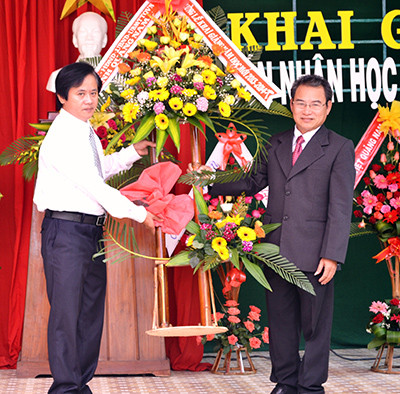 Đồng chí Ngô Văn Hùng tặng hoa cho nhà trường.