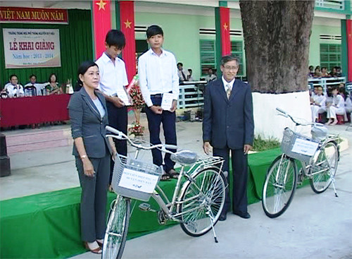 Đại diện Hội Liên hiệp phụ nữ huyện Điện Bàn tặng xe đạp cho học sinh trường THPT Nguyễn Duy Hiệu. Ảnh: Châu Tấn.