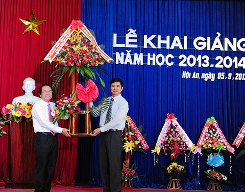 Thay mặt lãnh đạo tỉnh, Phó Chủ tịch thường trực UBND tỉnh Nguyễn Ngọc Quang trao tặng lẵng hoa chúc mừng. Ảnh: Minh Hải