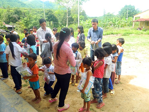 Nhóm từ thiện trao quà cho các em học sinh Trường Tiểu học ATing, Đông Giang.