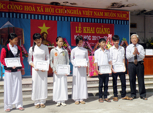 Trao học bổng Spell cho các em học sinh tiêu biểu của Trường THPT Nguyễn Văn Cừ.
