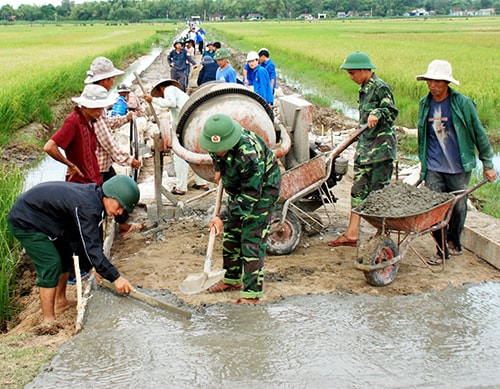 Đoàn viên thanh niên cùng quân và dân huyện Nông Sơn tham gia làm đường giao thông nông thôn. Ảnh: ĐOÀN ĐẠO