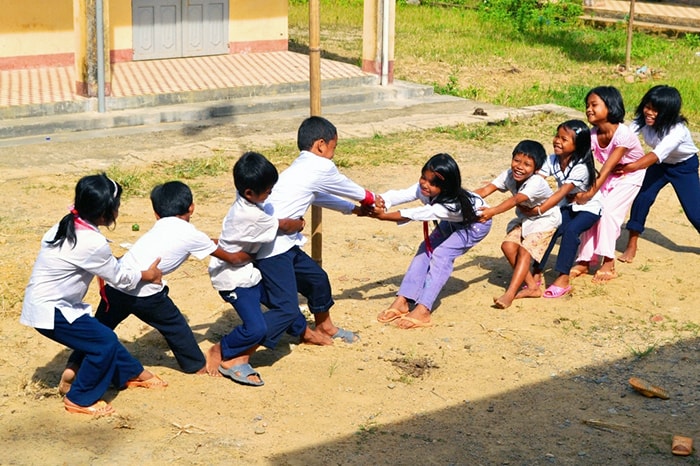 Sau buổi dọn vệ sinh trường lớp, các em học sinh tại điểm trường thôn K8 (xã Sông Kôn, Đông Giang) vui trò kéo co. Ảnh: Lăng A Cúi 