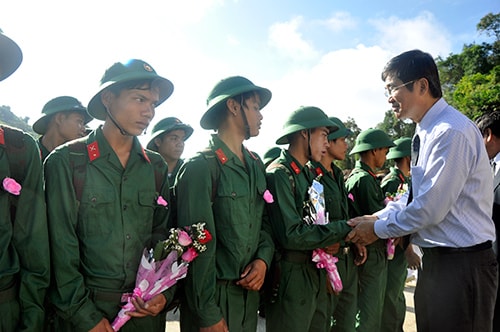 Phó Chủ tịch Thường trực UBND tỉnh Nguyễn Ngọc Quang động viên các tân binh của huyện Nam Trà My. Ảnh: Nguyên Đoan 