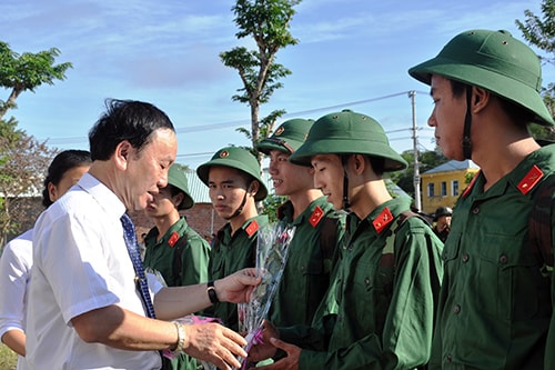 Ông Trần Văn Tri – giám đốc Sở Kế hoạch và Đầu tư thay mặt lãnh đạo tỉnh tặng hoa các tân binh. Ảnh: Vinh Anh.