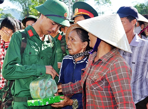 Dặn dò con trước lúc lên đường. Ảnh: Vinh Anh