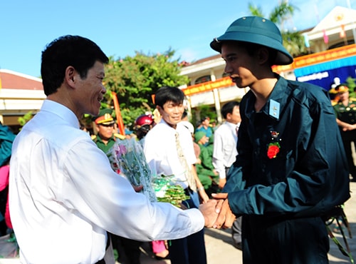 Đồng chí Nguyễn Văn Sỹ tặng hoa động viên các tân binh. Ảnh: Minh Hải.