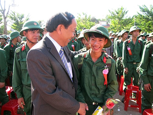 Phó chủ tịch Đinh Văn Thu bắt tay, động viên các thanh niên lên đường nhập ngũ. Ảnh: Nguyễn Dương.